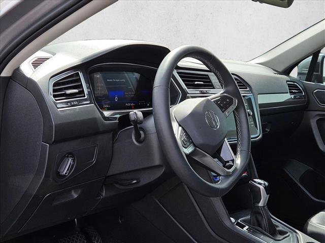 Used 2023 Volkswagen Tiguan SE w/ Panoramic Sunroof Package FWD image 10