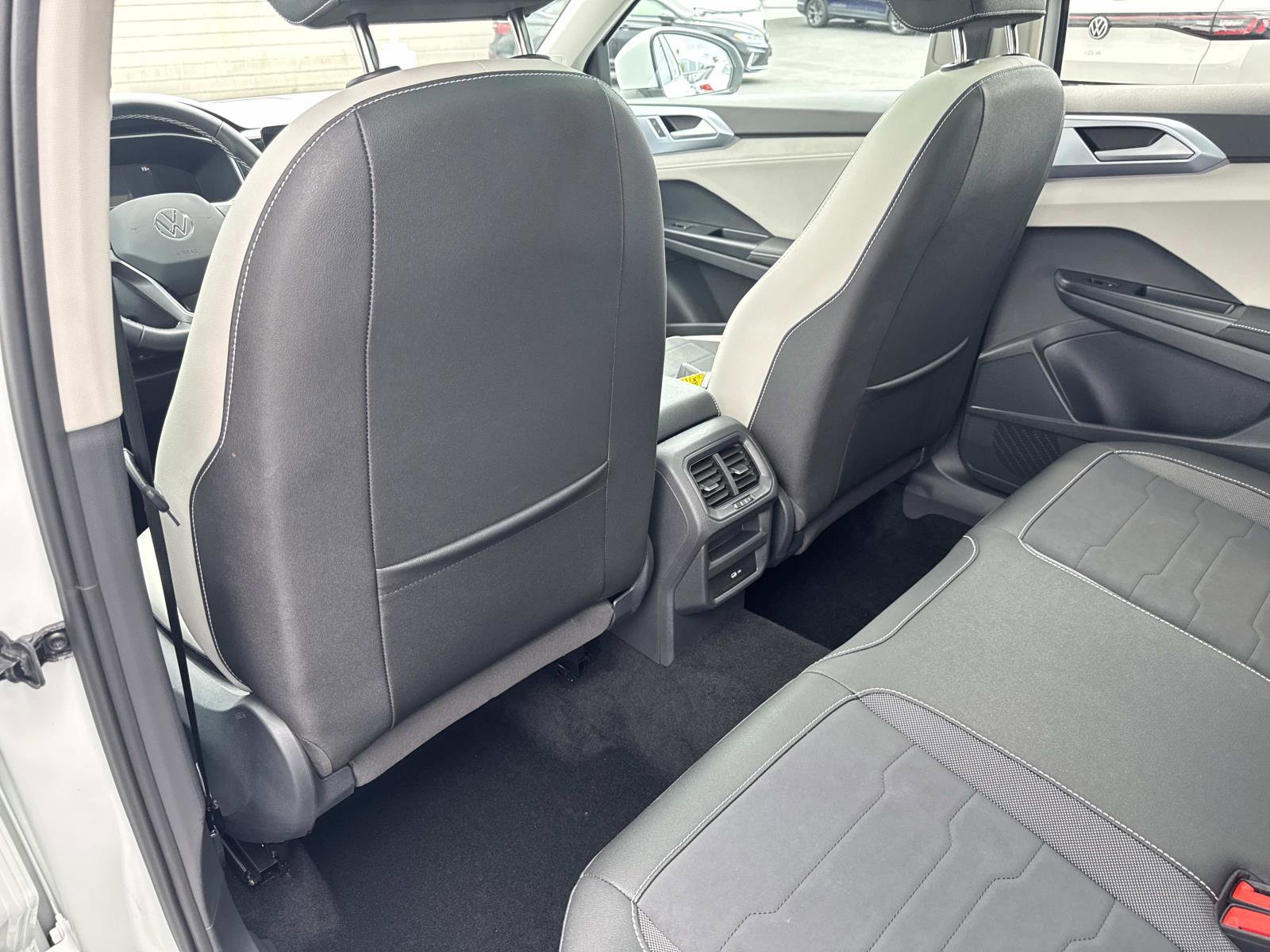 Used 2025 Volkswagen Taos SE w/ Panoramic Sunroof Package FWD image 10