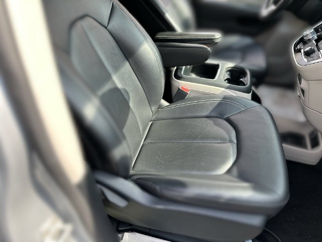Used 2024 Chrysler Pacifica Touring-L FWD image 25