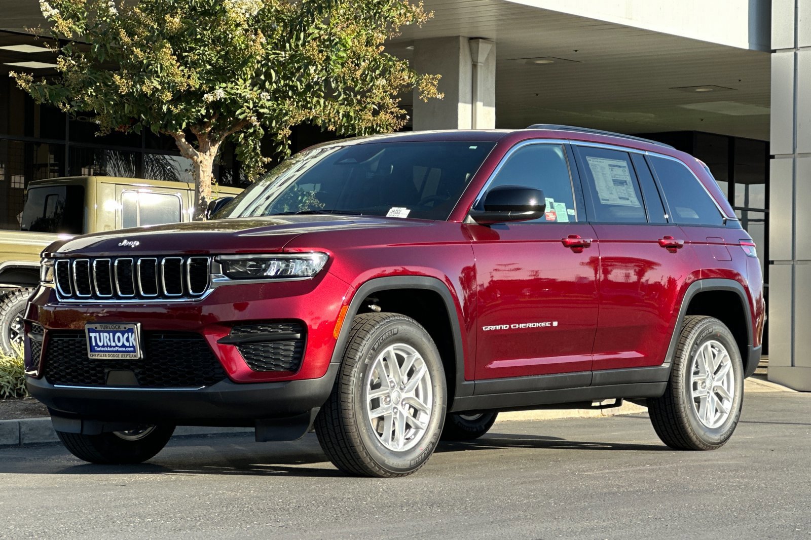 New 2025 Jeep Grand Cherokee Laredo X w/ Luxury Tech Group I image 8