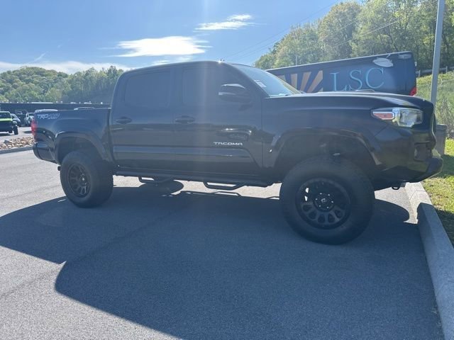 Used 2018 Toyota Tacoma TRD Sport image 2