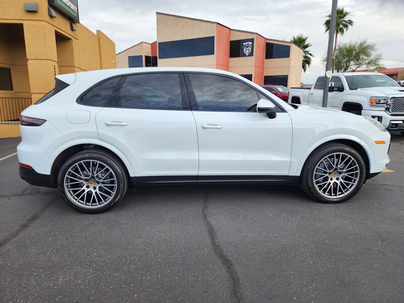 Used 2022 Porsche Cayenne Platinum Edition AWD/4WD image 2