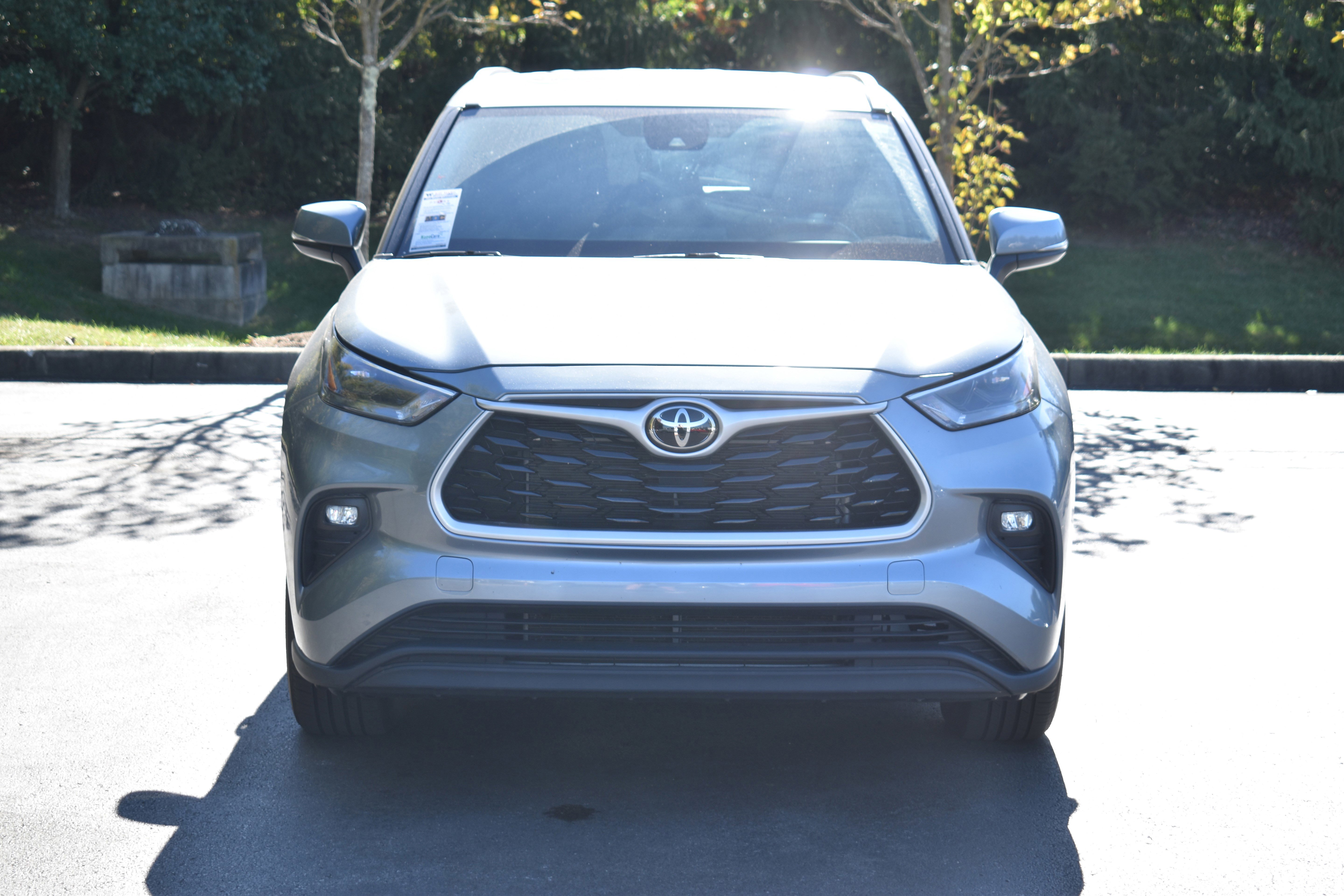 Used 2023 Toyota Highlander XLE image 2