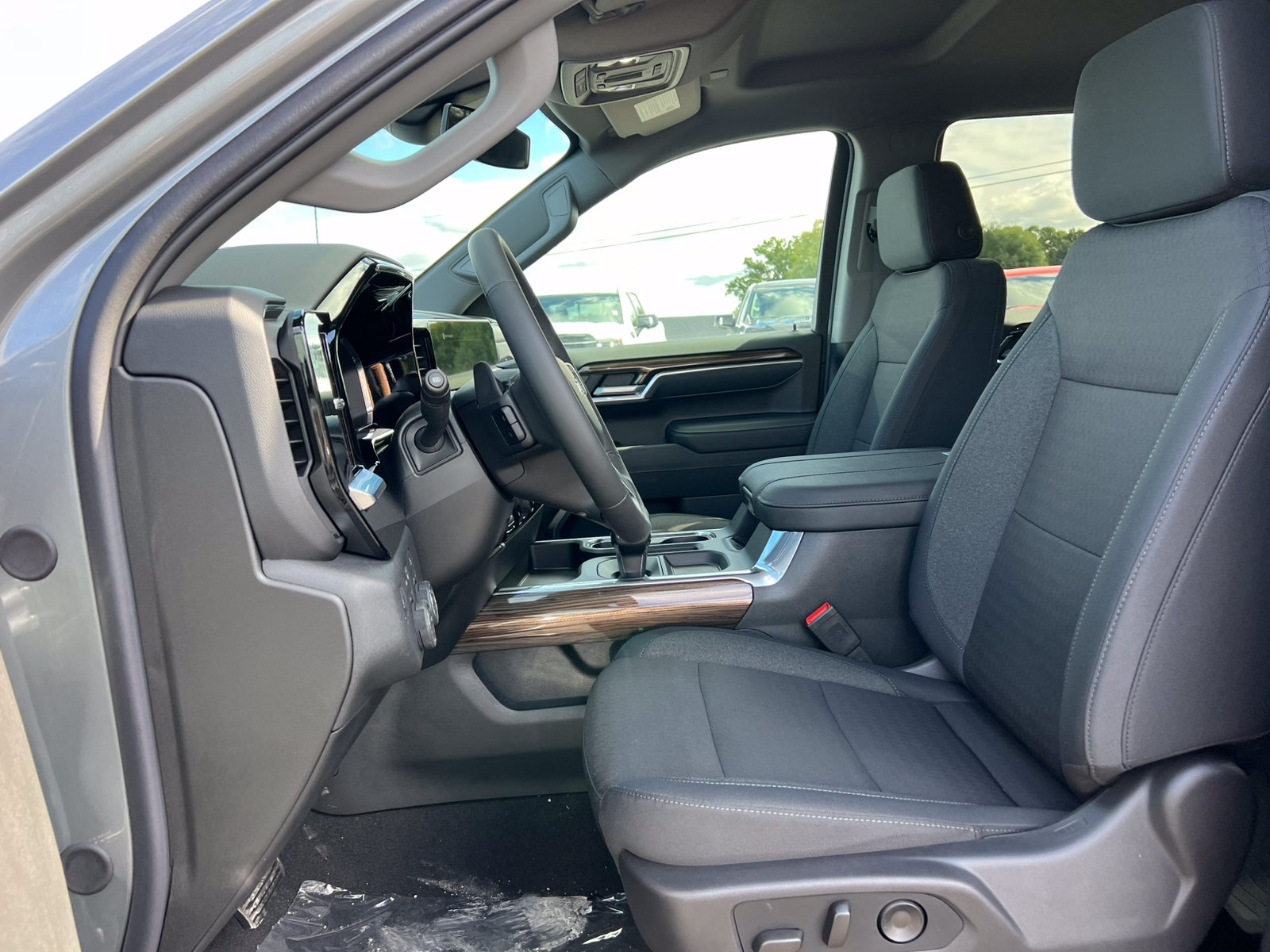 New 2026 Chevrolet Silverado 1500 RST w/ Dark Appearance Package AWD/4WD image 4