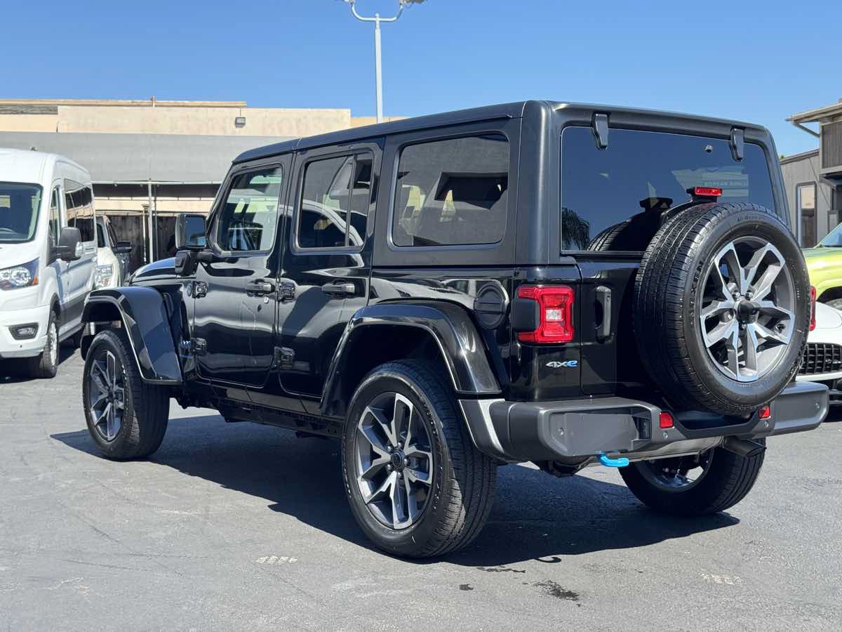 Used 2024 Jeep Wrangler Unlimited w/ Convenience Group AWD/4WD image 11