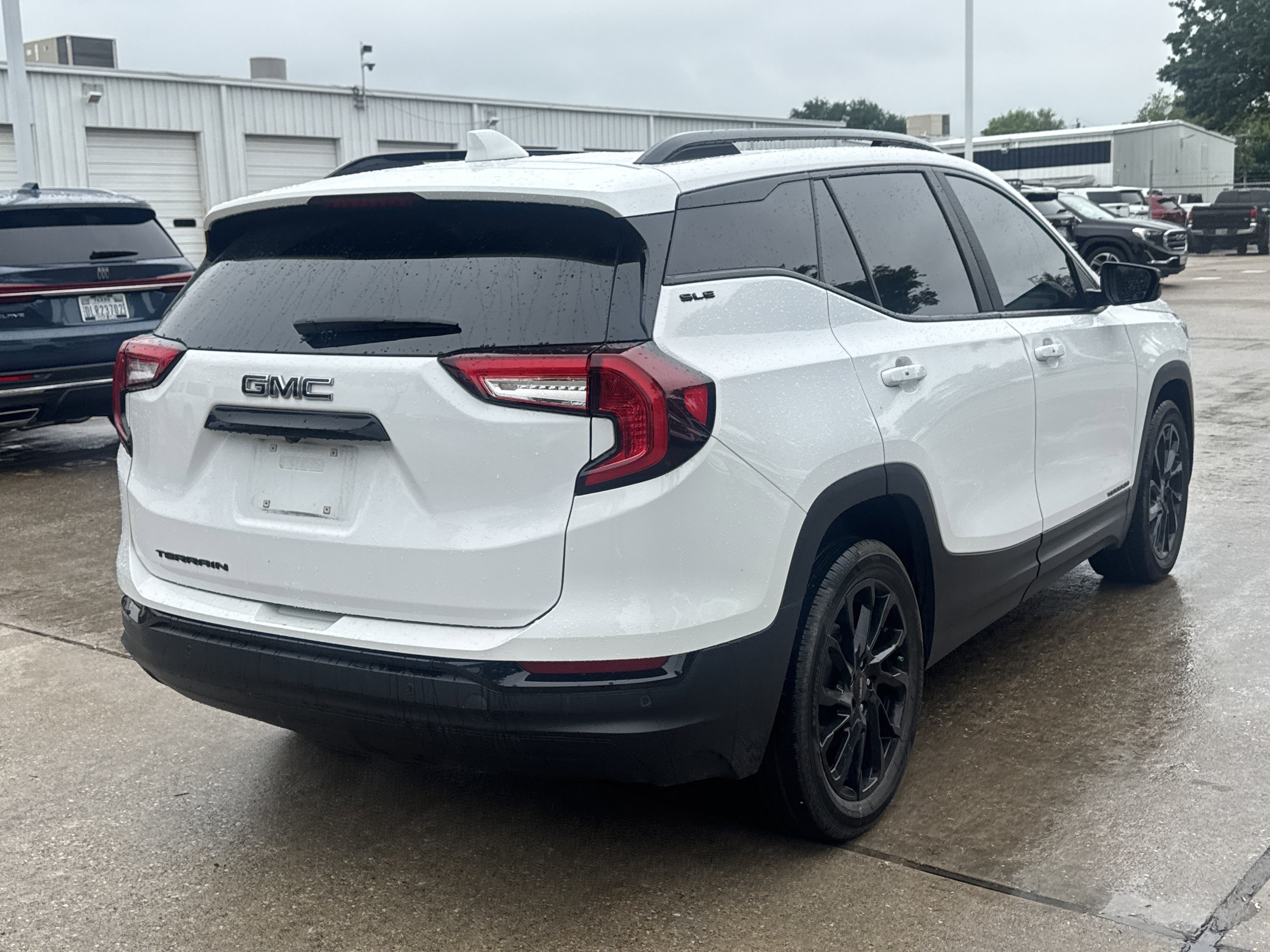 Used 2024 GMC Terrain SLE w/ Driver Convenience Package FWD image 13