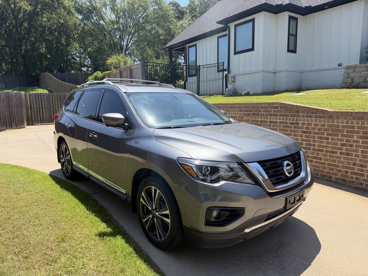 Used 2017 Nissan Pathfinder Platinum FWD image 1