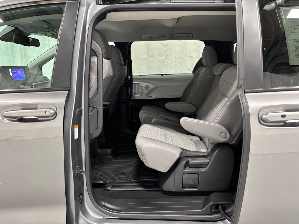 Used 2026 Toyota Sienna LE FWD image 44