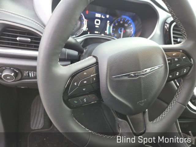 Used 2025 Chrysler Pacifica Limited image 11