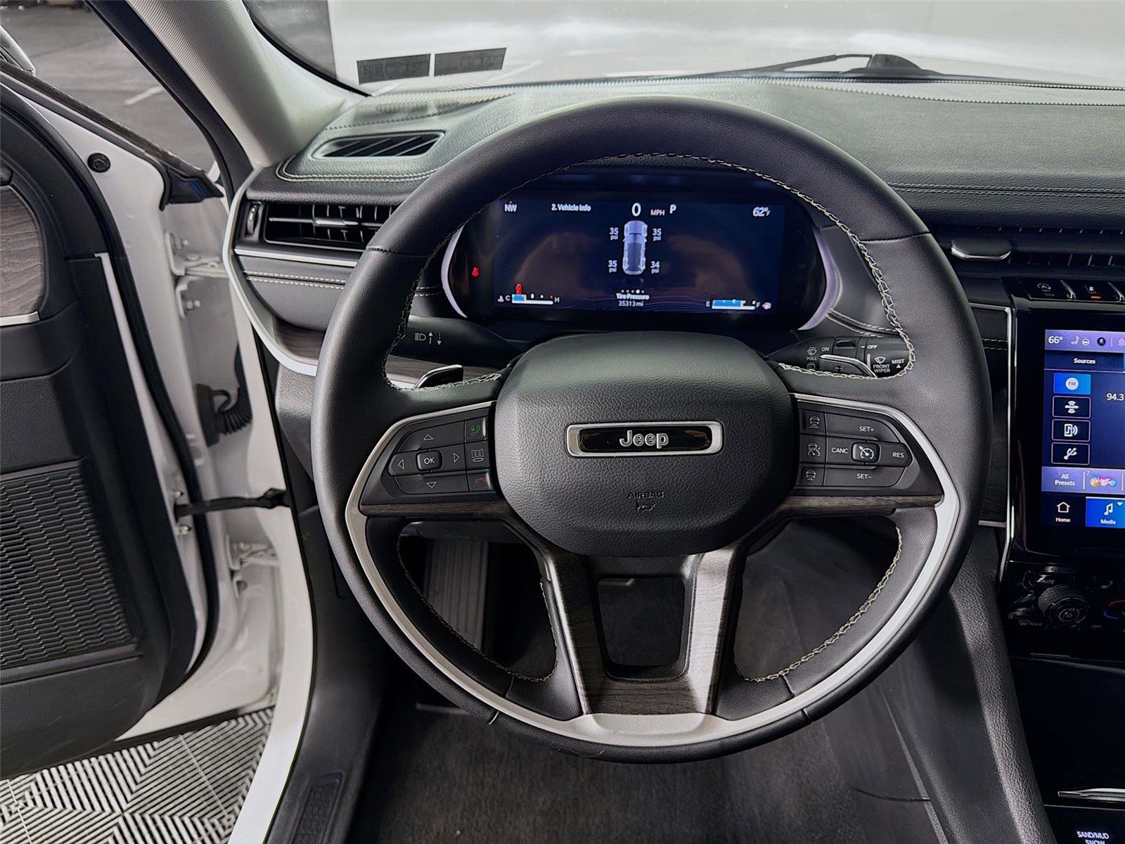 Used 2023 Jeep Grand Cherokee Limited image 12