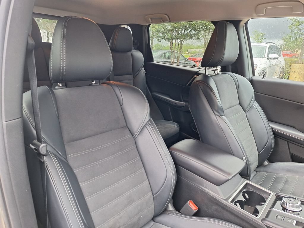 Used 2024 Mitsubishi Outlander SE Black Edition FWD image 31