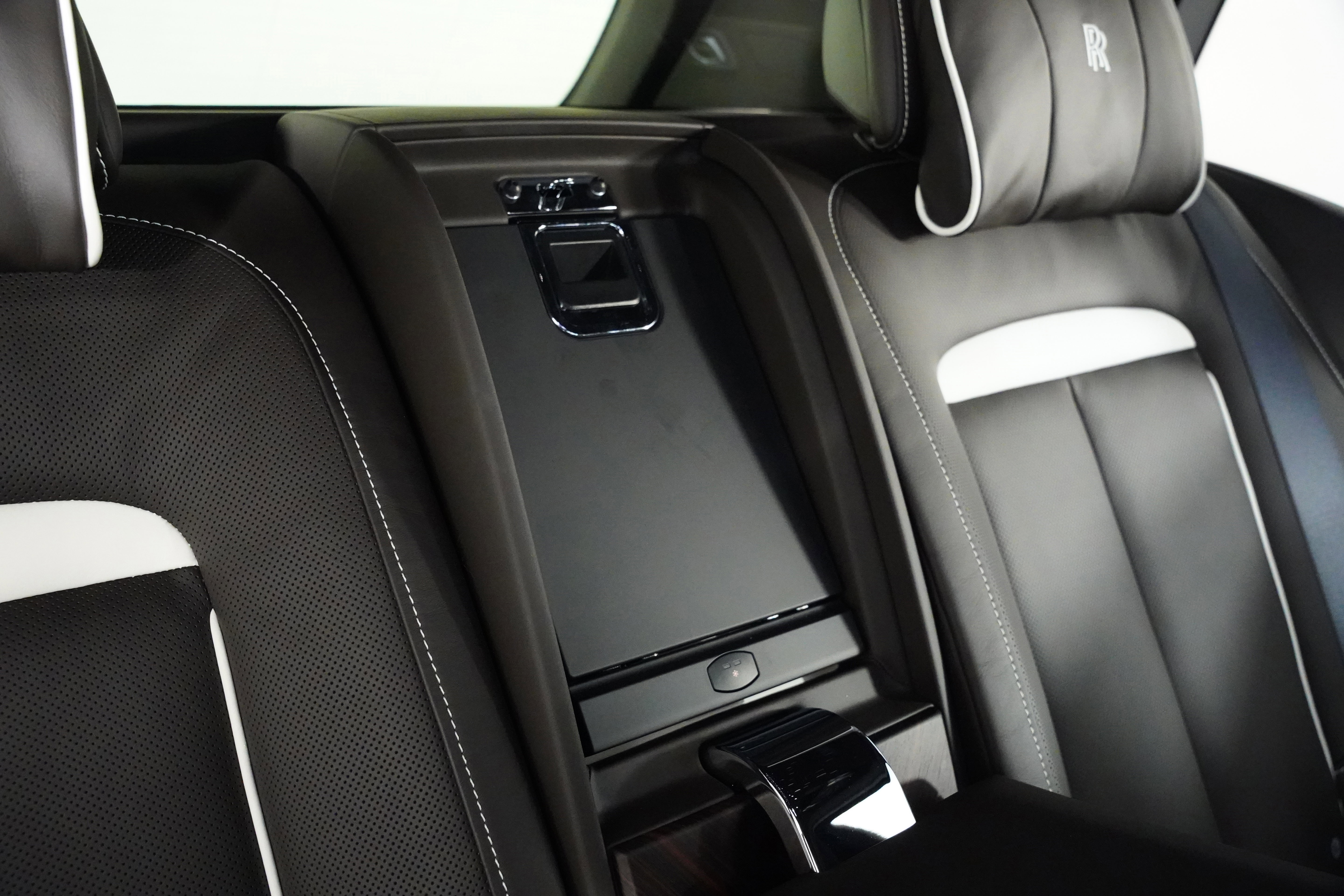 Used 2023 Rolls-Royce Cullinan w/ Cullinan Package image 38