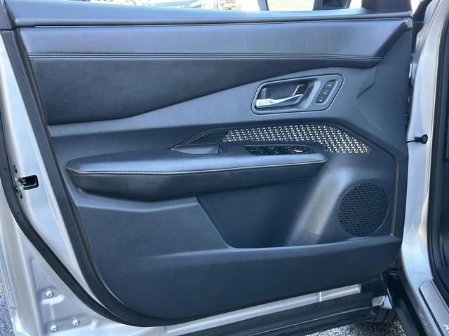 Used 2023 Nissan Ariya AWD image 12