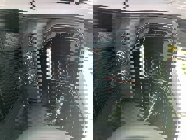 New 2026 GMC Sierra 1500 SLE w/ Preferred Package image 18