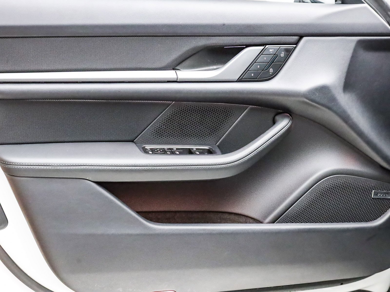 Used 2025 Porsche Taycan image 23