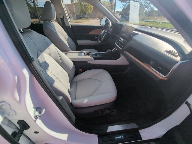 Used 2026 Toyota Grand Highlander AWD image 3
