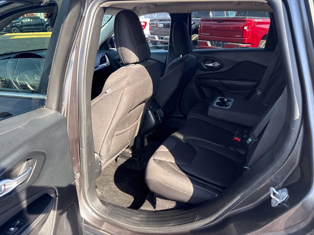 Used 2015 Jeep Cherokee Latitude w/ Cold Weather Group AWD/4WD image 13