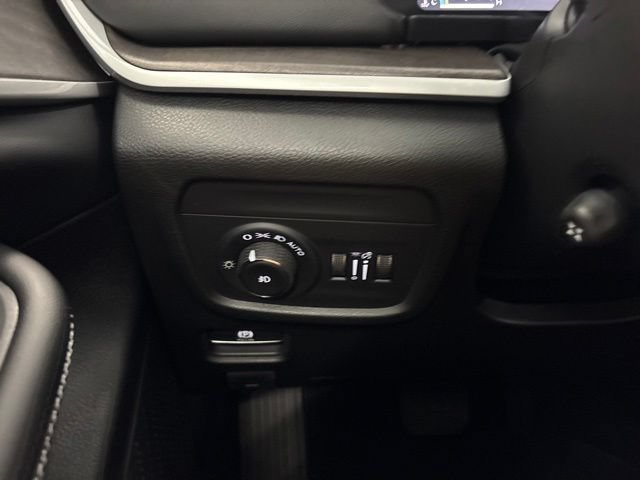 New 2026 Jeep Grand Cherokee Limited w/ Luxury Tech Group II AWD/4WD image 33