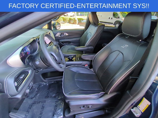 Certified 2023 Chrysler Pacifica Limited w/ Uconnect Theater Family Group FWD image 16