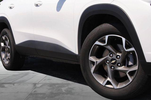 Used 2025 Chevrolet Trax LT w/ LT Convenience Package FWD image 3