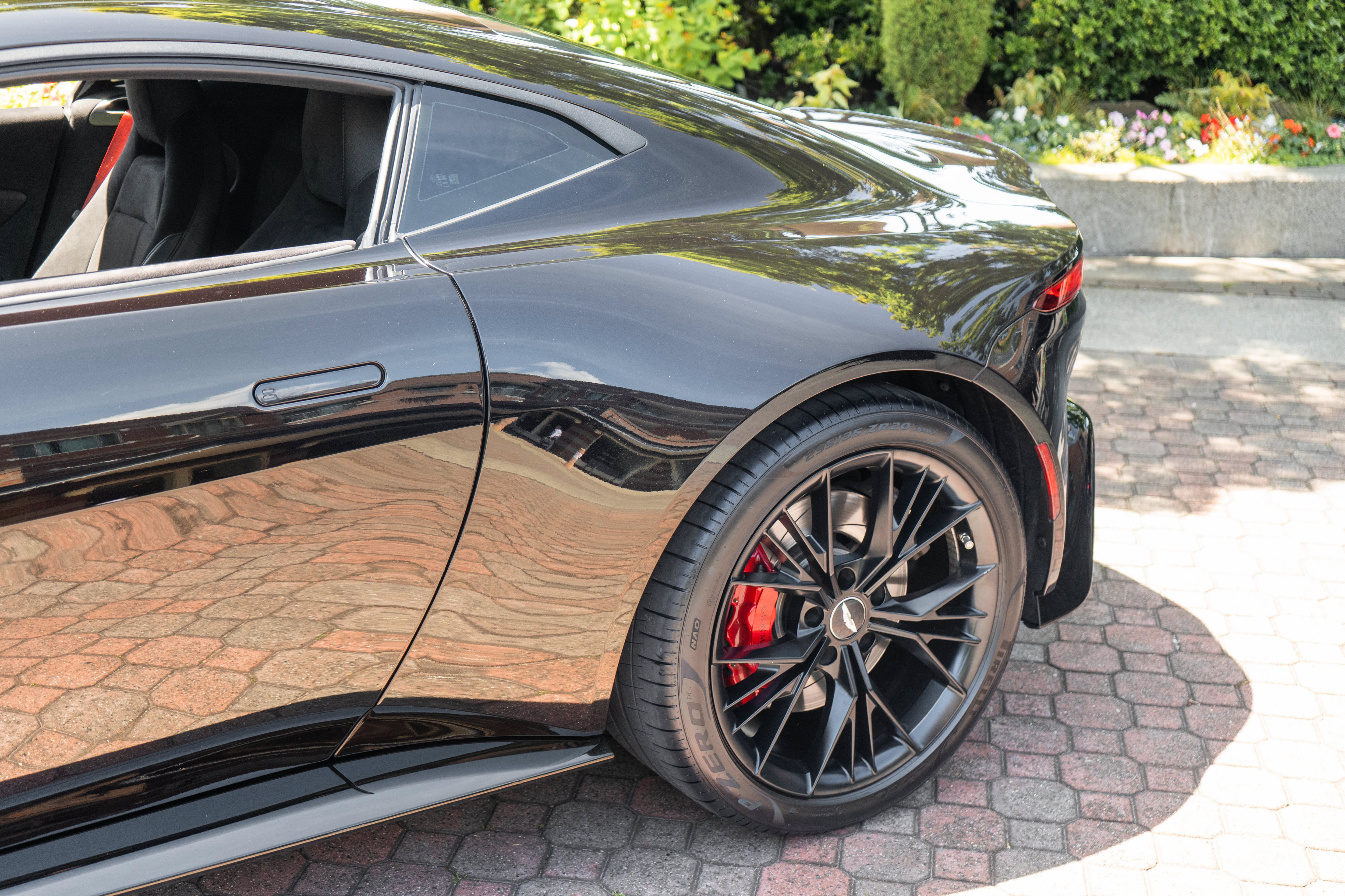 Used 2021 Aston Martin V8 Vantage Coupe RWD image 36