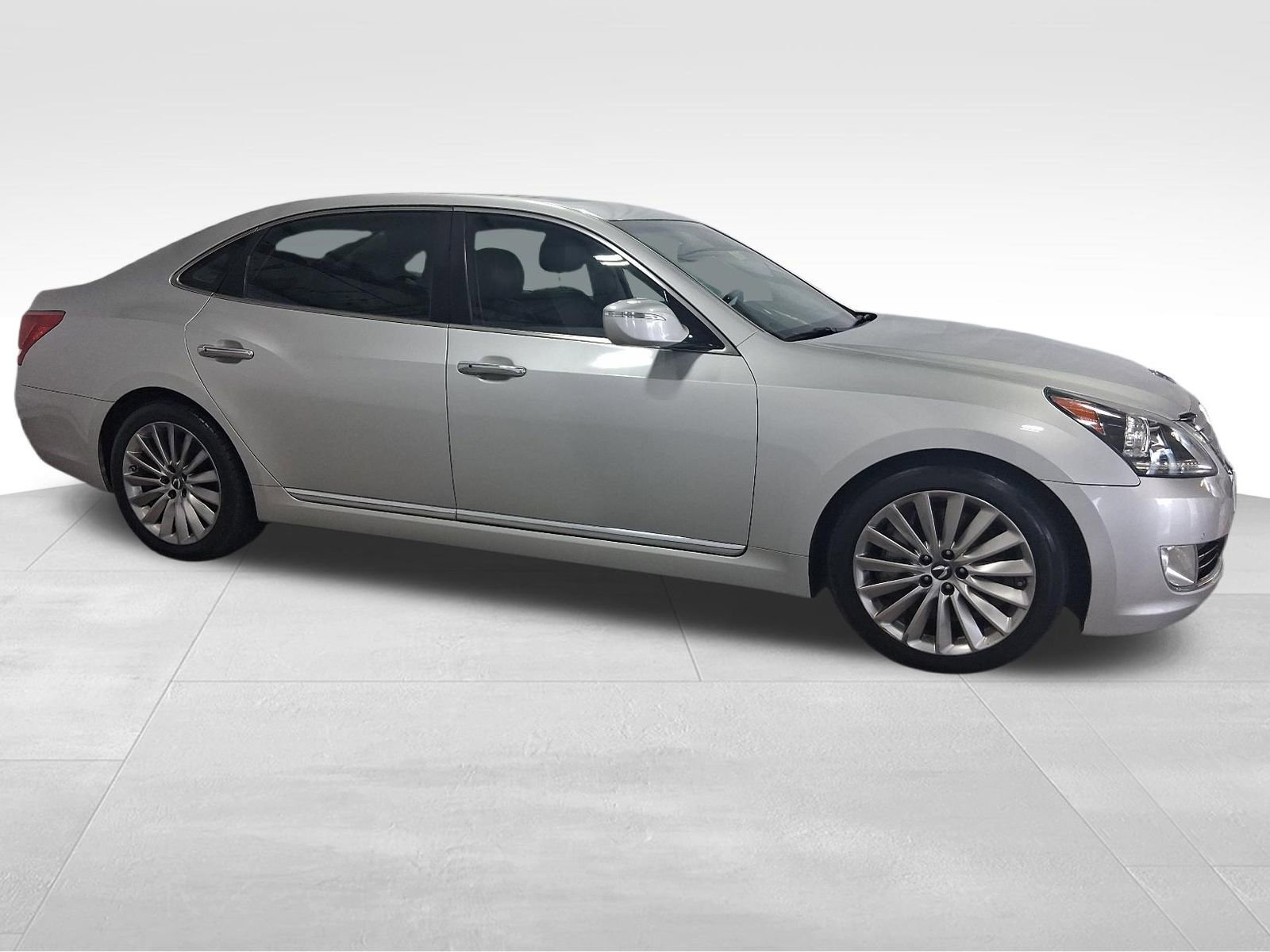 Used 2014 Hyundai Equus Signature RWD image 3