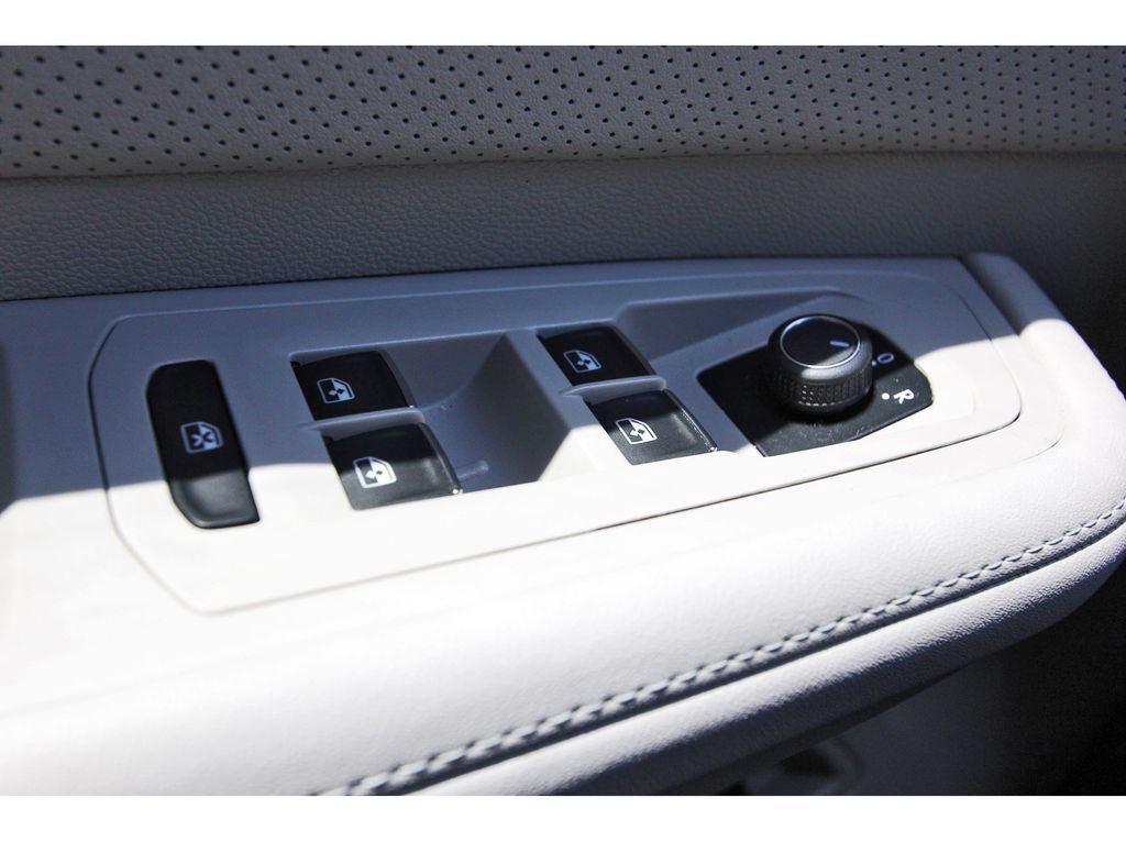 Used 2025 Volkswagen Atlas SE FWD image 23