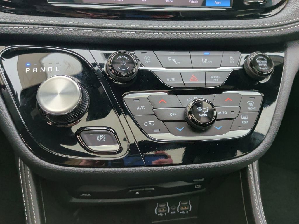 Used 2025 Chrysler Pacifica Limited w/ Uconnect Theater Family Group image 31