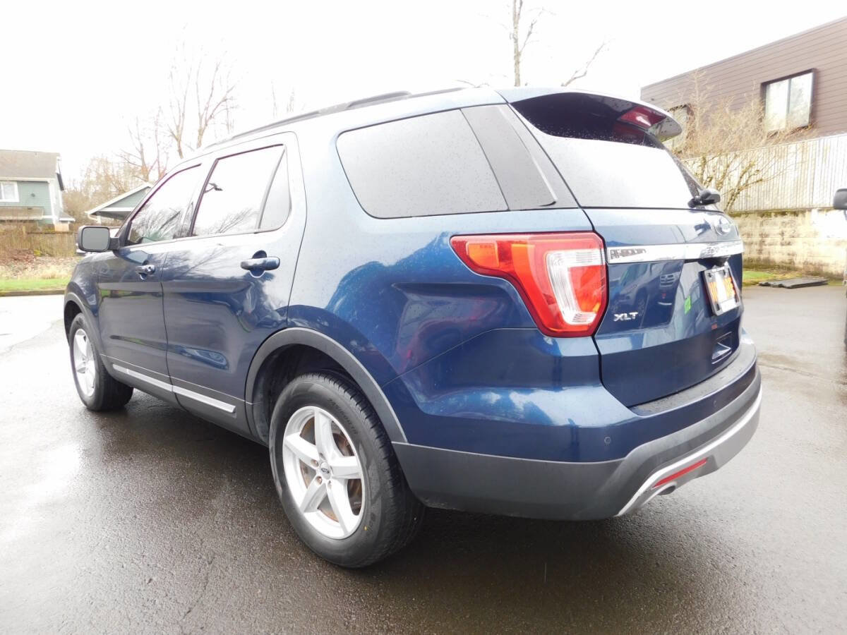 Used 2016 Ford Explorer XLT w/ Equipment Group 202A AWD/4WD image 3
