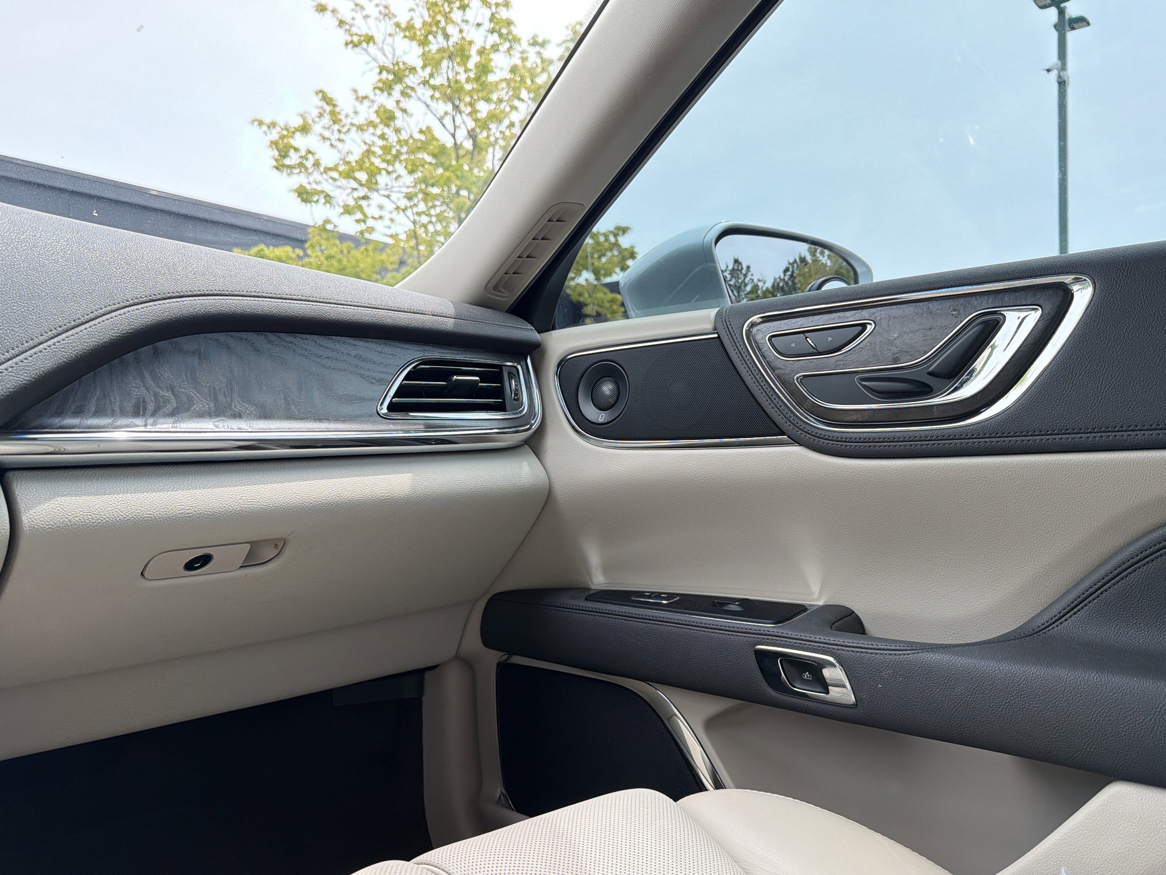 Used 2019 Lincoln Continental Select FWD image 22