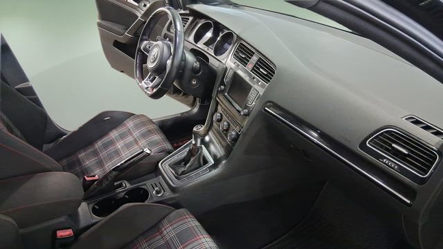 Used 2016 Volkswagen Golf 4-Door image 14