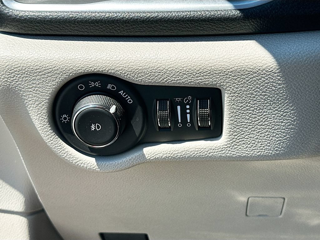 Used 2017 Chrysler Pacifica Limited w/ UConnect Theater Package FWD image 10