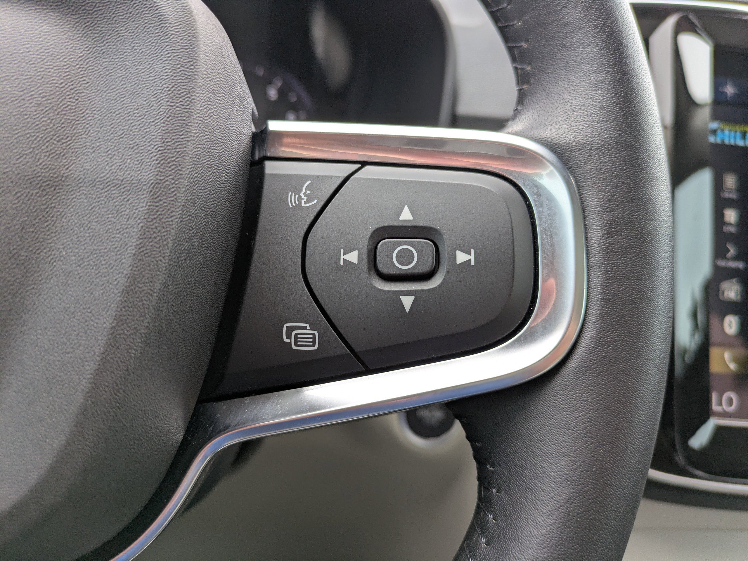 Used 2021 Volvo XC40 T5 Momentum w/ Premium Package image 23