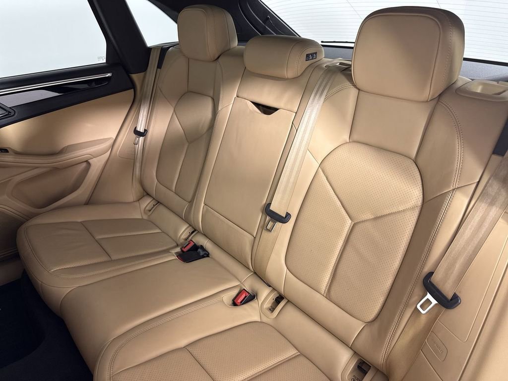 Certified 2018 Porsche Macan image 21