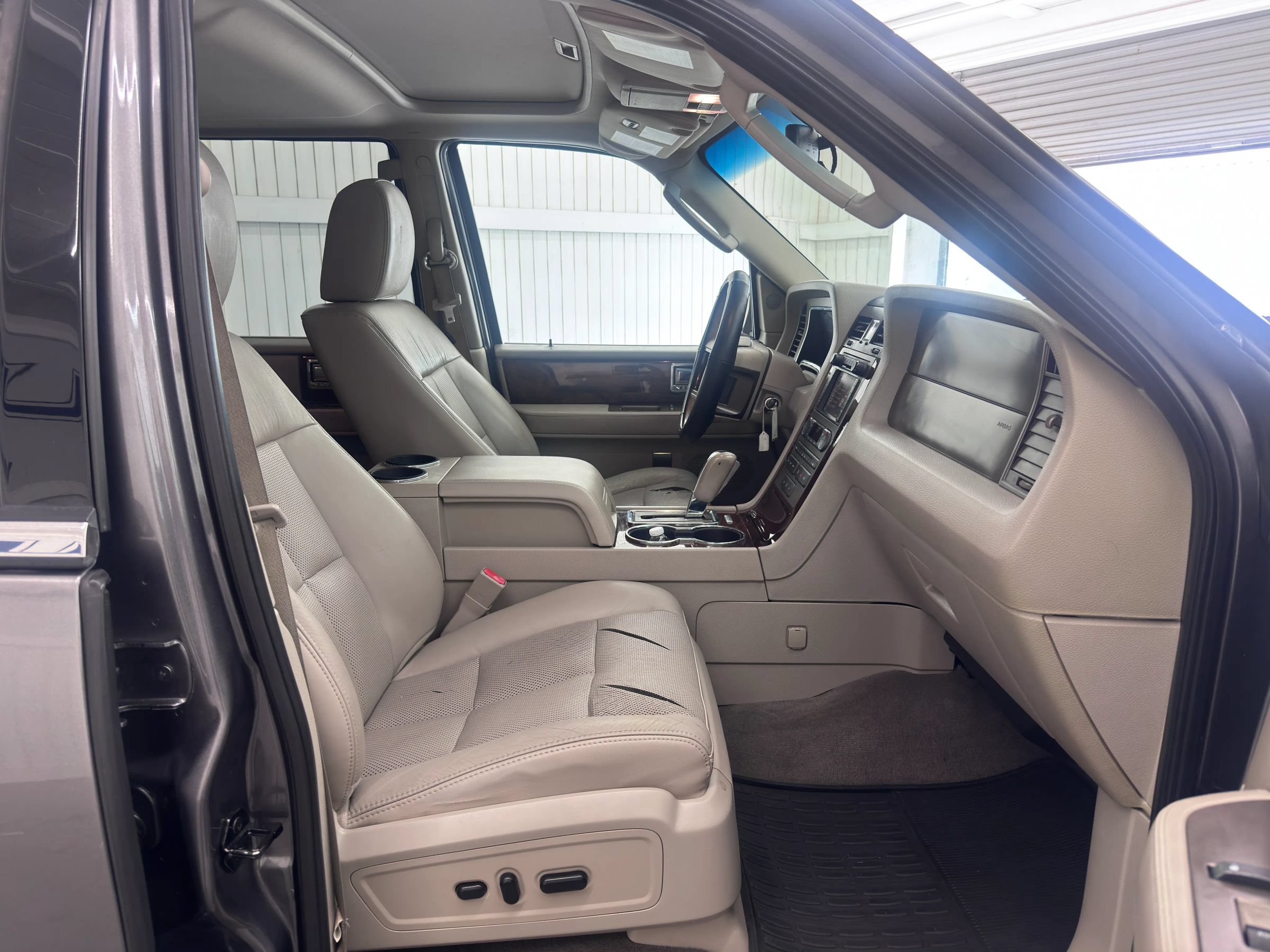 Used 2014 Lincoln Navigator 4WD image 10