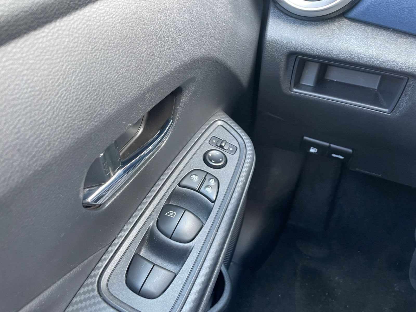 Used 2025 Nissan Versa SV FWD image 18