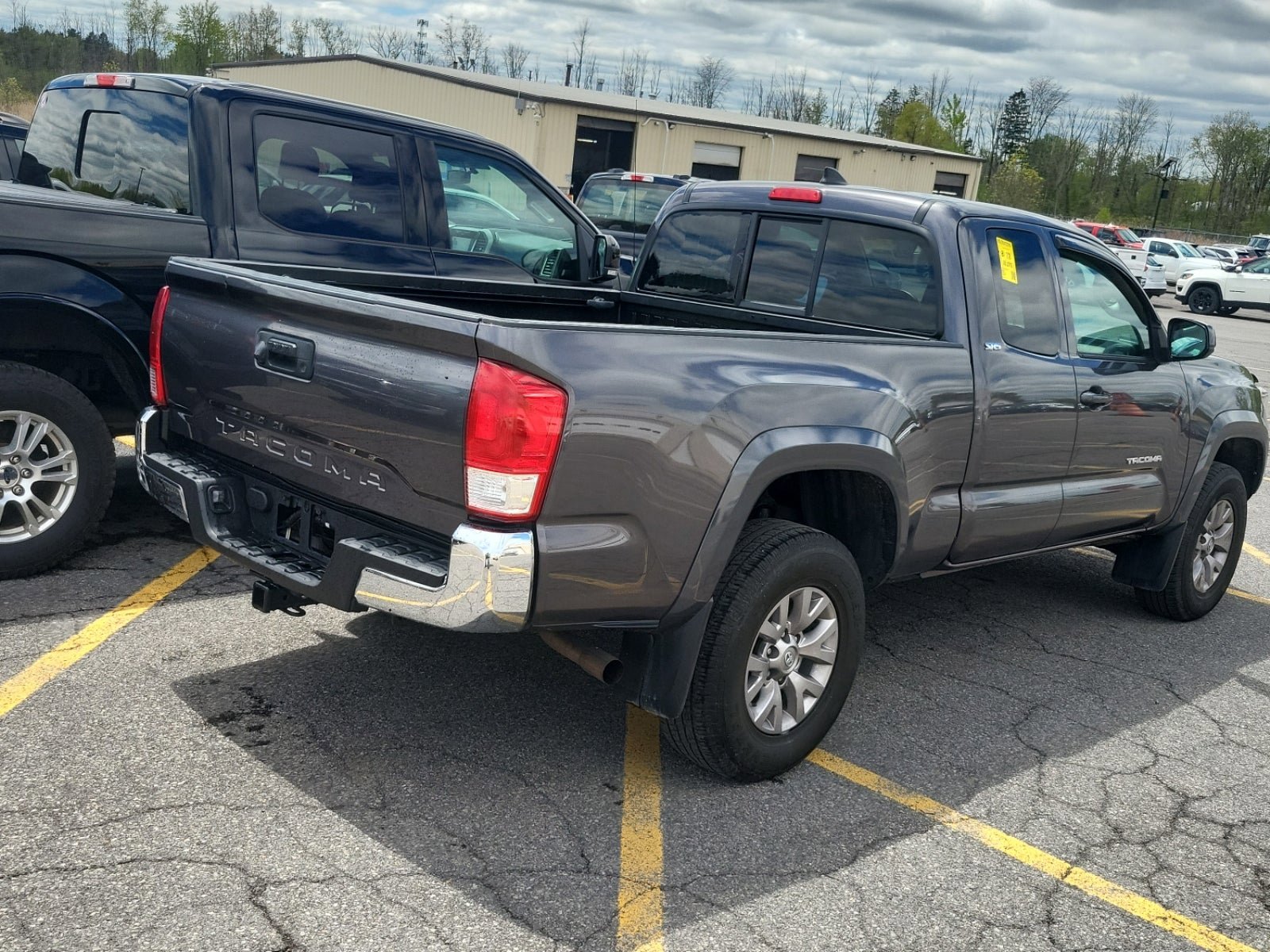 Used 2017 Toyota Tacoma SR5 w/ SR5 Appearance Package (SM) RWD image 4
