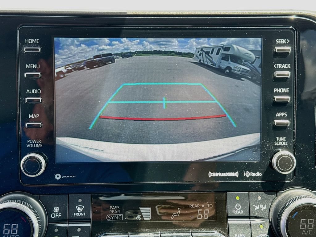 Used 2021 Toyota Highlander XLE AWD/4WD image 13
