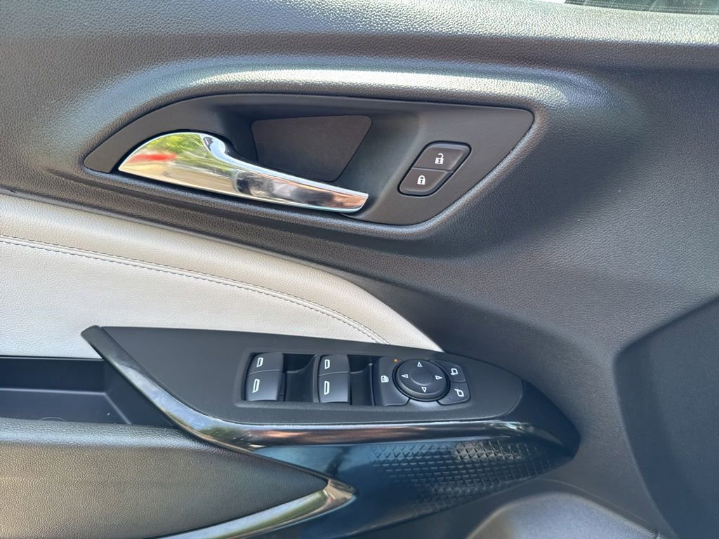 Used 2025 Chevrolet Trax LT FWD image 28