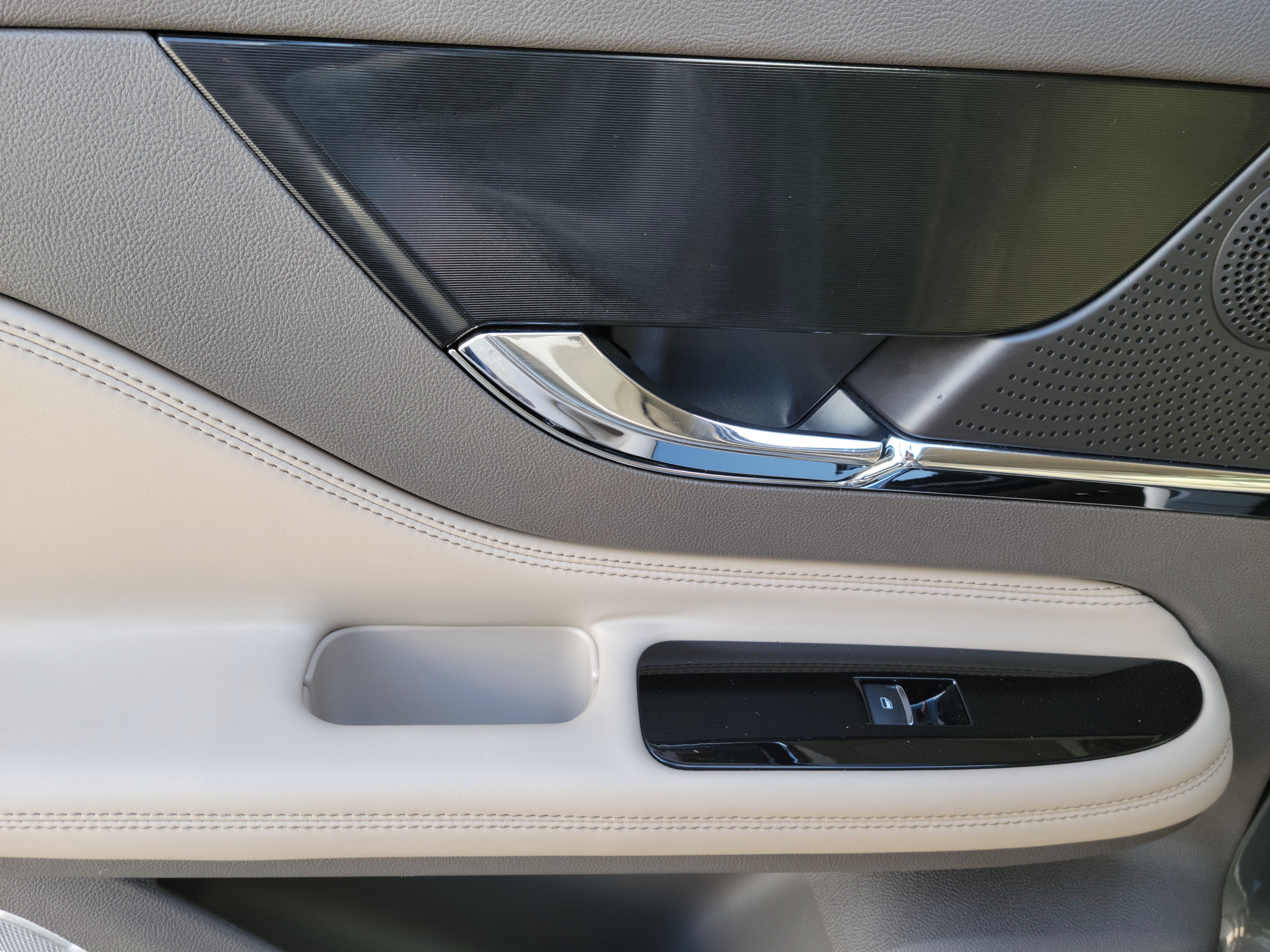 Used 2019 Lincoln MKC Reserve FWD image 7