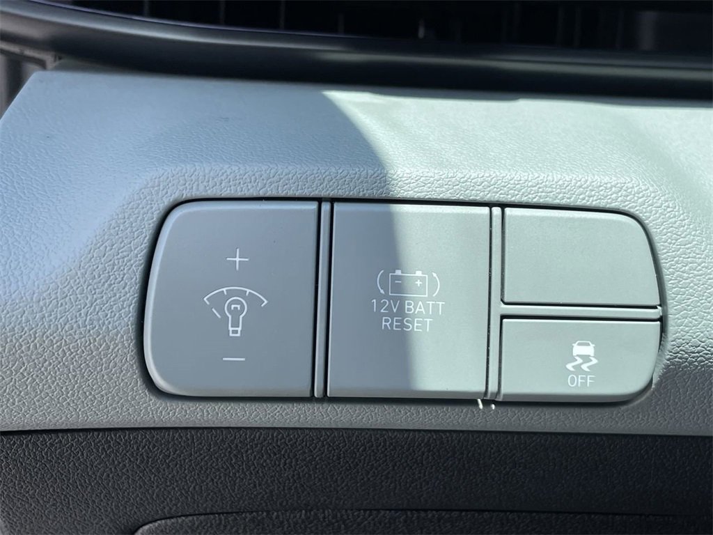 New 2025 Hyundai Elantra Limited image 28