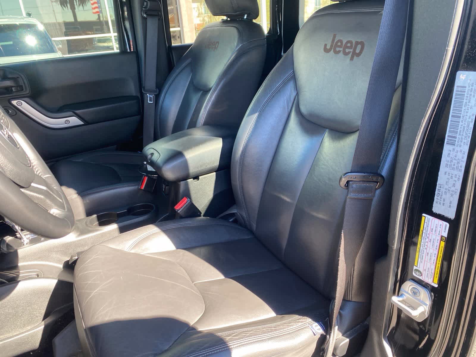 Used 2017 Jeep Wrangler Unlimited Rubicon w/ Connectivity Group AWD/4WD image 13