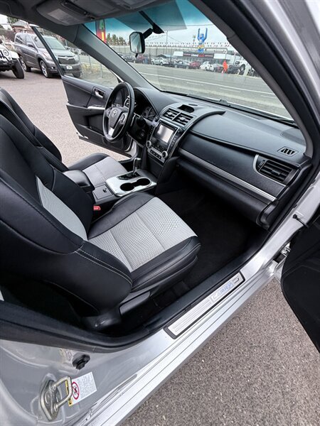 Used 2014 Toyota Camry SE FWD image 26