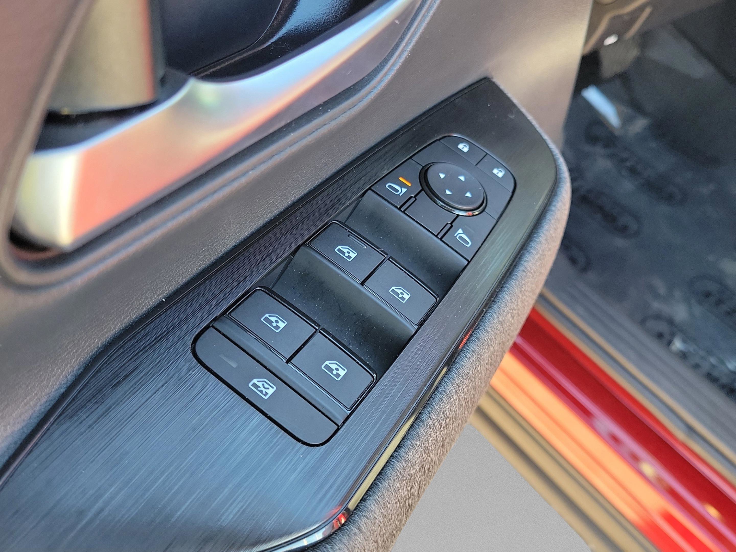 Certified 2025 Nissan Kicks SV image 18