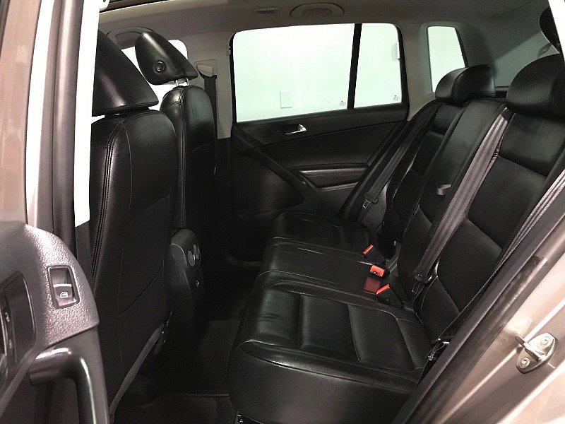 Used 2011 Volkswagen Tiguan SEL FWD image 17