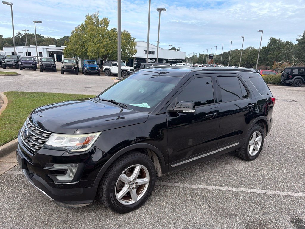 Used 2017 Ford Explorer XLT w/ Equipment Group 202A AWD/4WD image 1