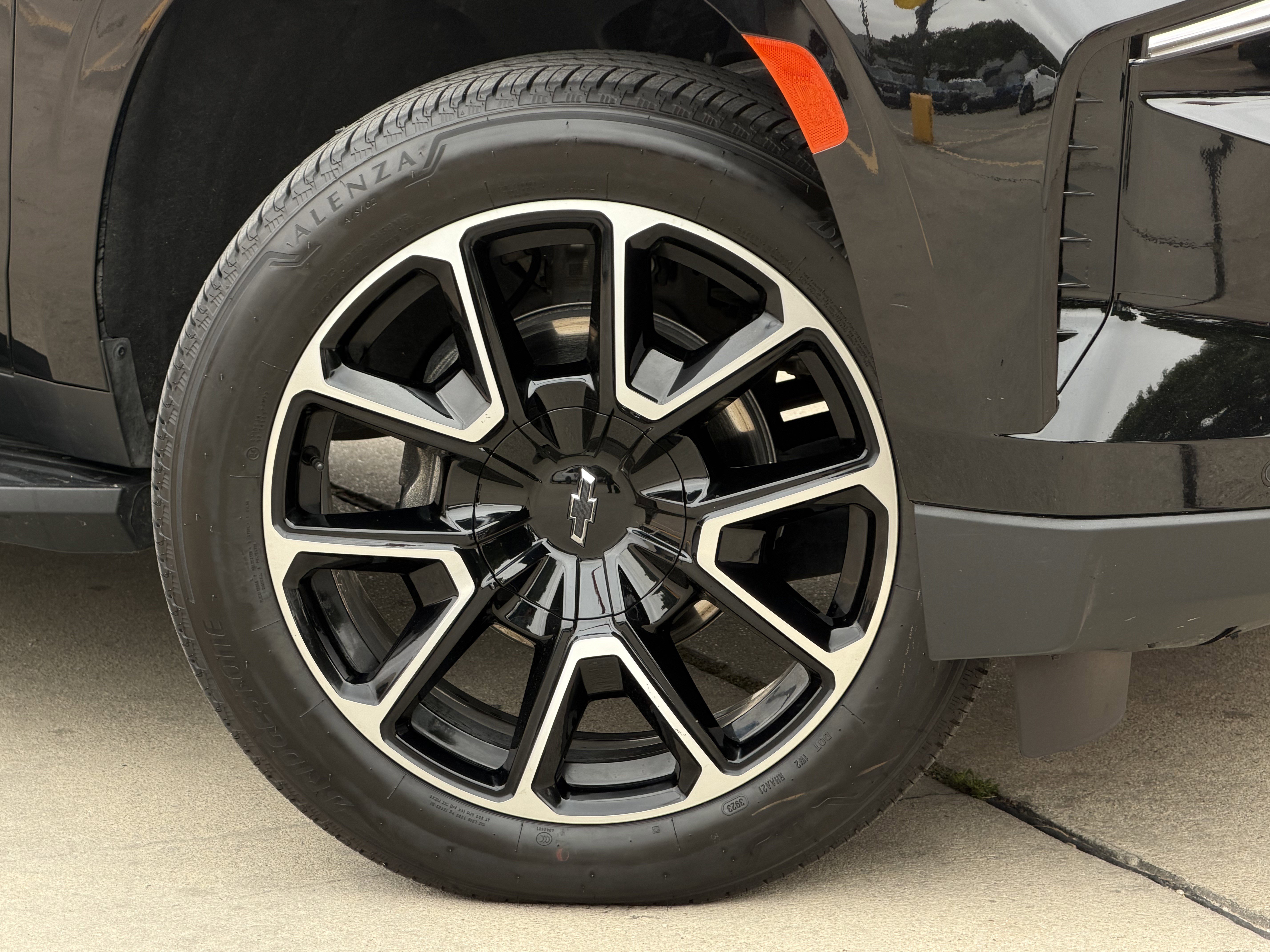 Used 2023 Chevrolet Tahoe RST w/ Luxury Package RWD image 3