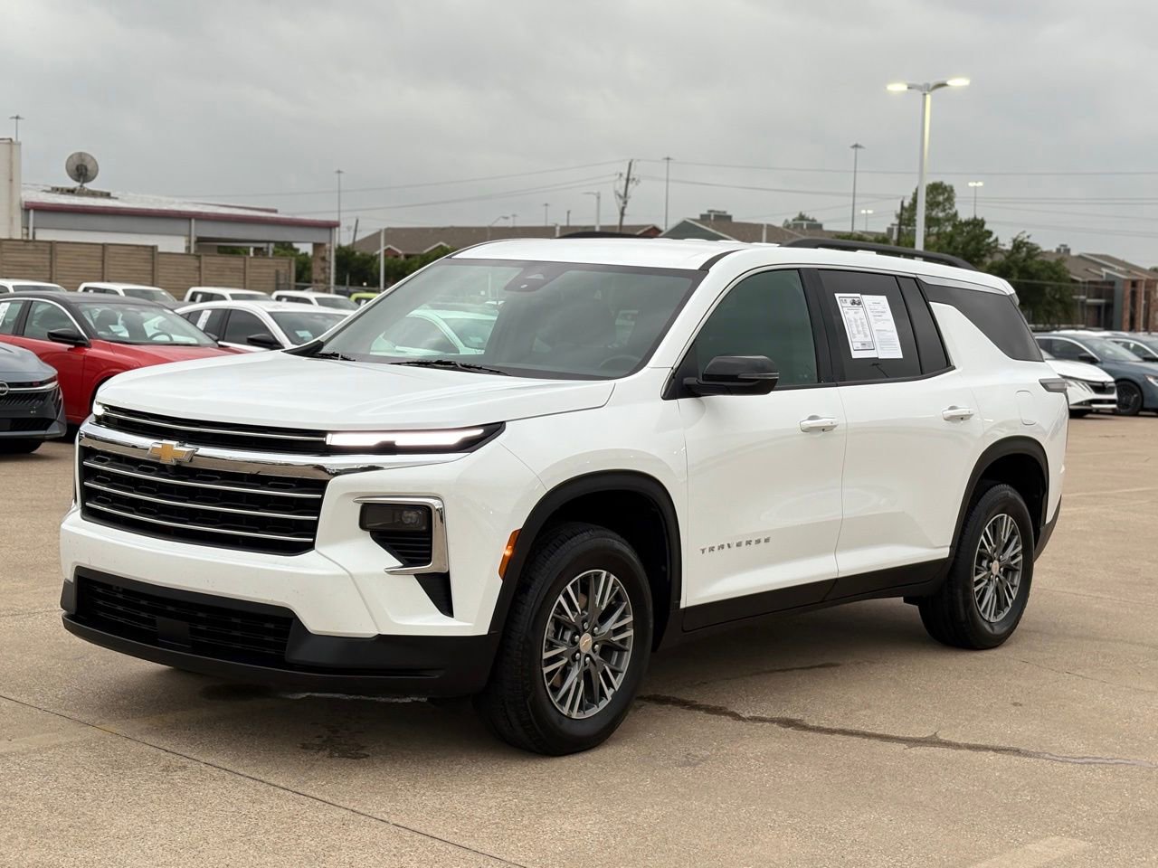 Used 2025 Chevrolet Traverse LT image 3