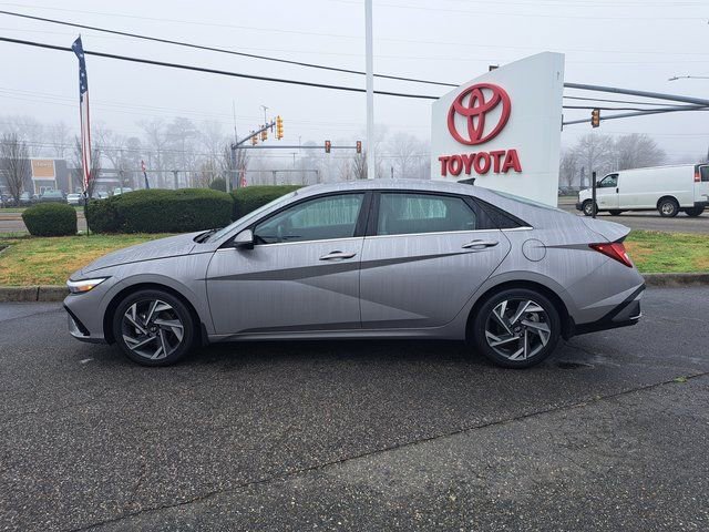 Used 2025 Hyundai Elantra Limited image 12