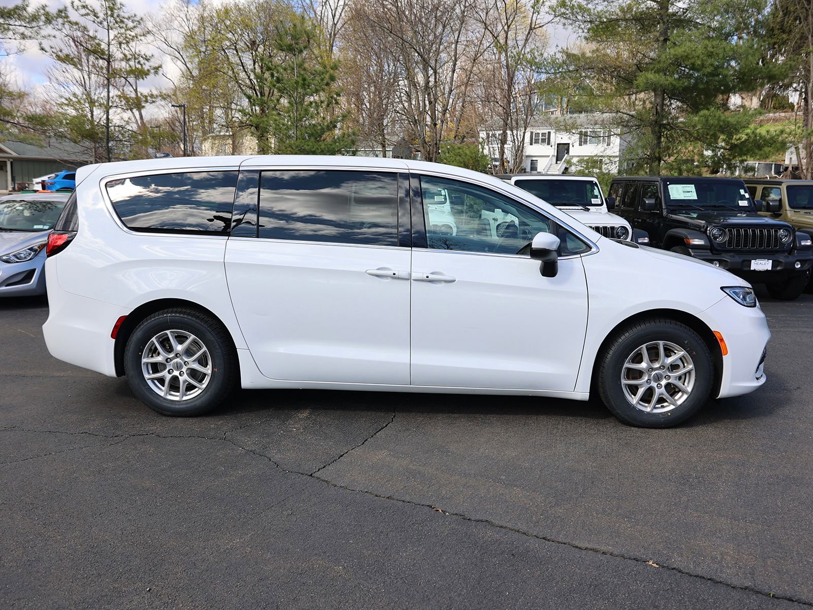 Used 2023 Chrysler Pacifica Touring-L image 8